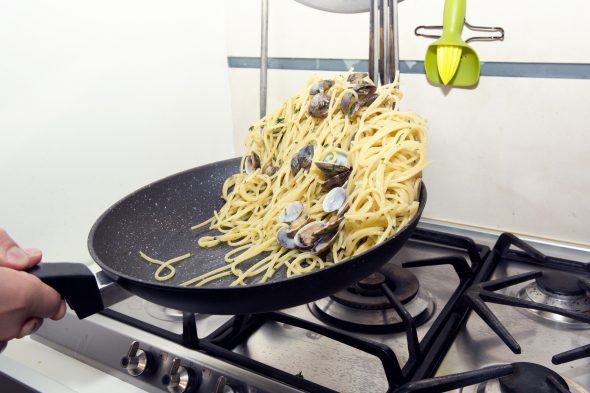 フライパンでパスタをゆでる