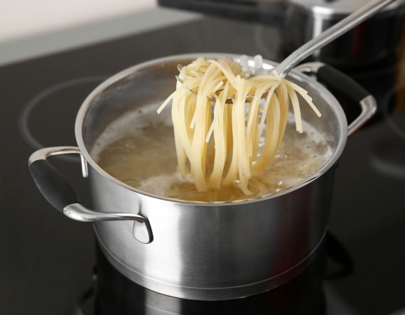 パスタをゆでる