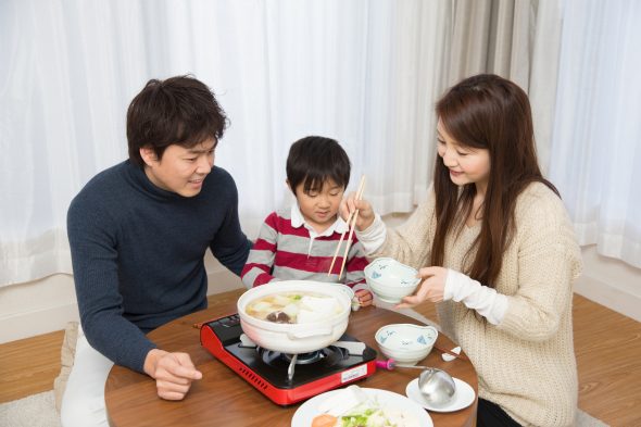 カセットコンロ 食事をする家族