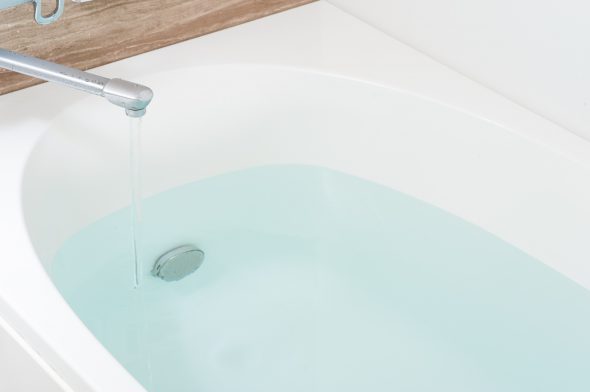 バスルーム 湯を貯める