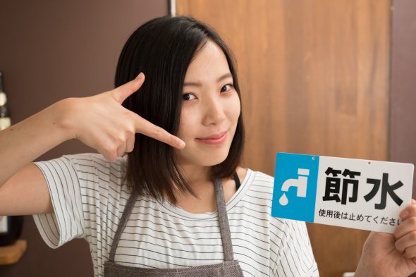 節水を呼びかける女性