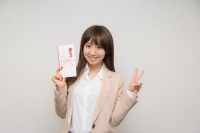 祝儀袋を持つ若い女性